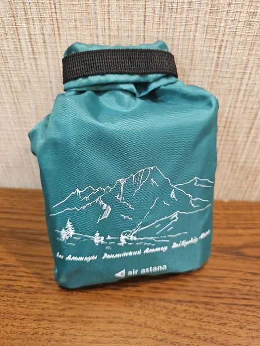 Сумочка, маска для сна, тапочки