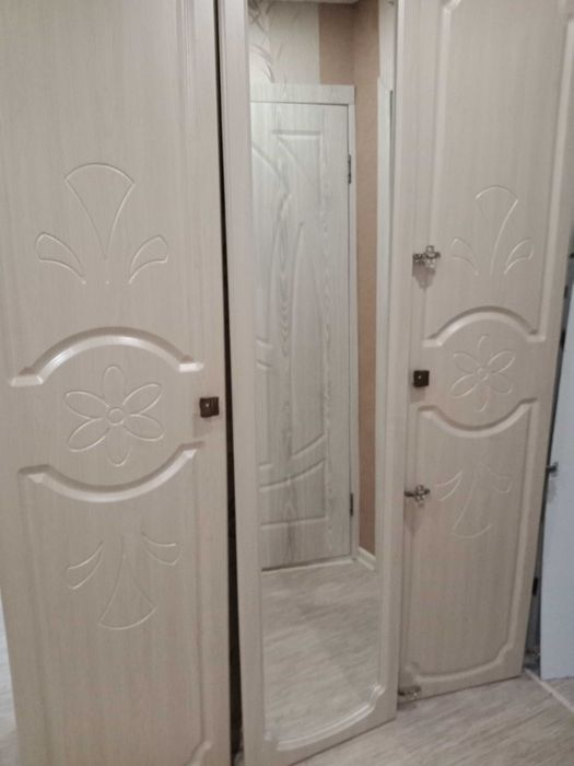 Шкаф с зеркалом и навесная полка