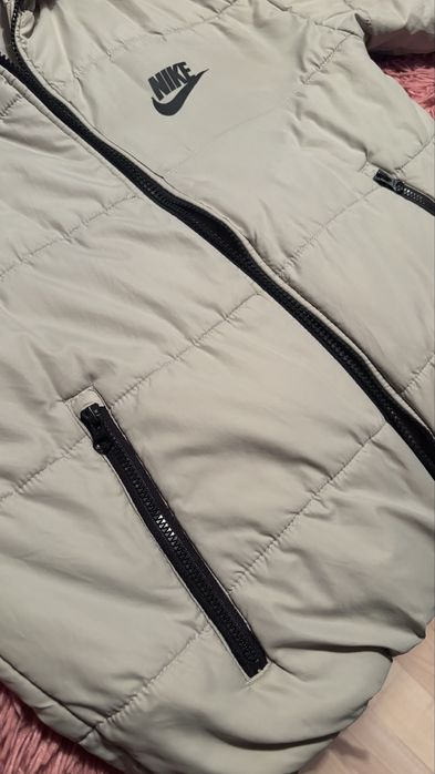 Оригинално зимно яке на Nike с качулка.
