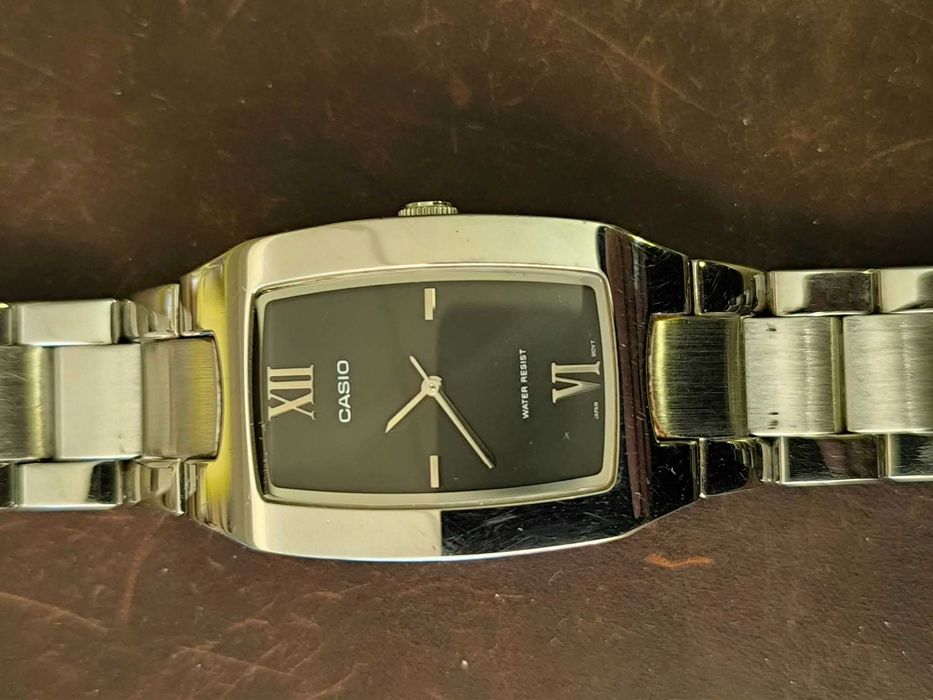 Часовник CASIO с кварцов механизъм.  Tommy Hilfiger