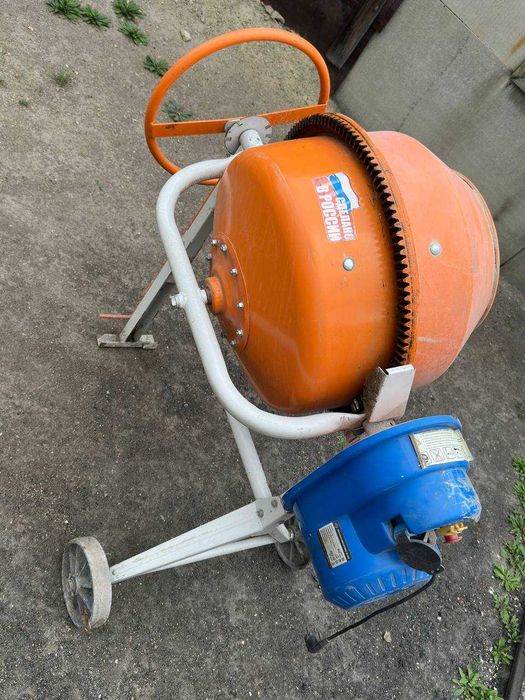 Бетономешалка для приготовления раствора в отличном состоянии