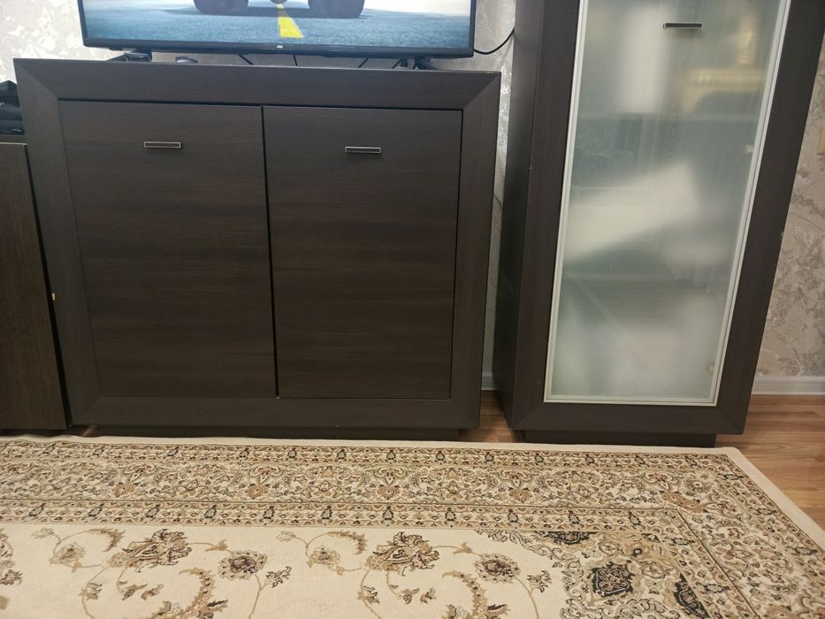 Продам сервант, тумбу