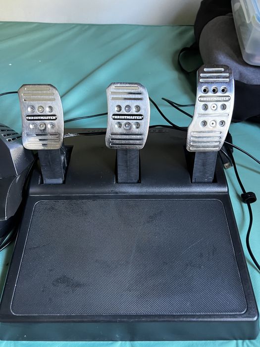 Set Volan Thrustmaster TMX PRO cu pedale si schimbator