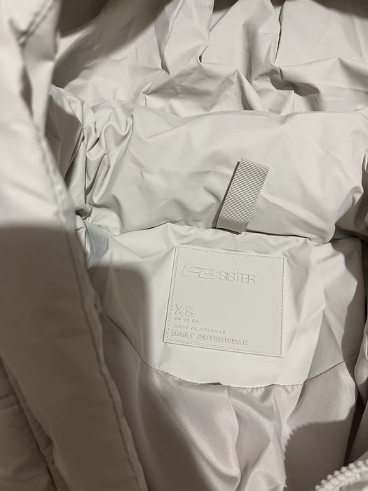 Бяло зимно яке.