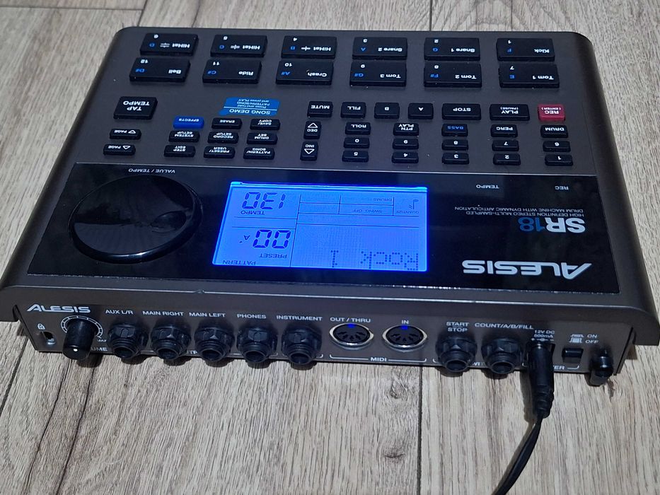 Vând drums machine Alesis SR 18
