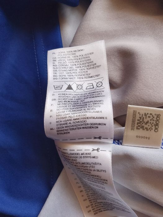 Stare: 8/10, foarte buna, printul de pe spate putin uzat, semne la numarul 9.