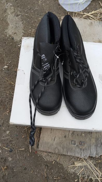 Аяқ киім сатылады