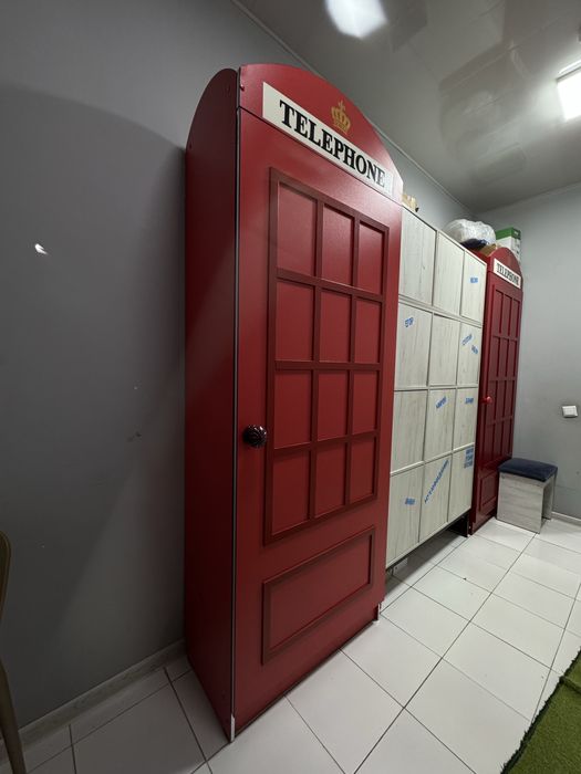 Стильный шкаф в виде телефонной будки