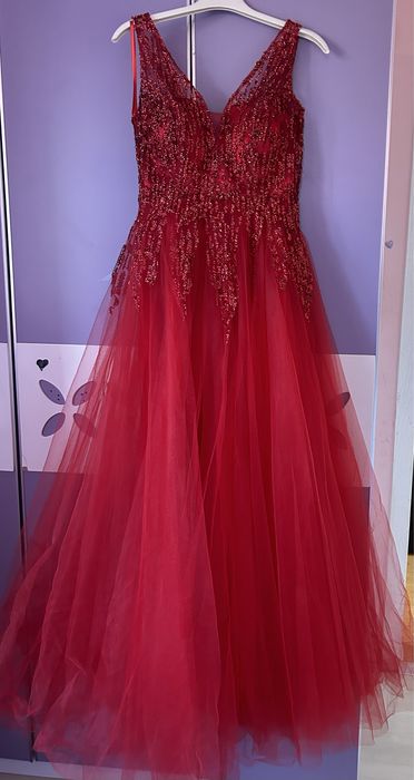 Червена бална рокля