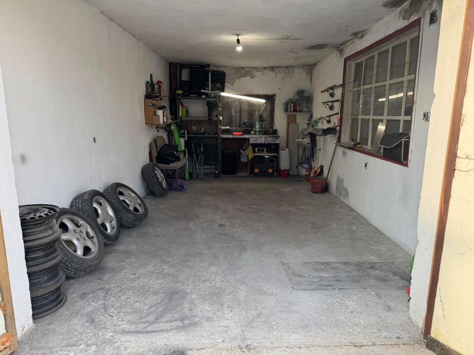 Гараж под наем срещу малката Джамия