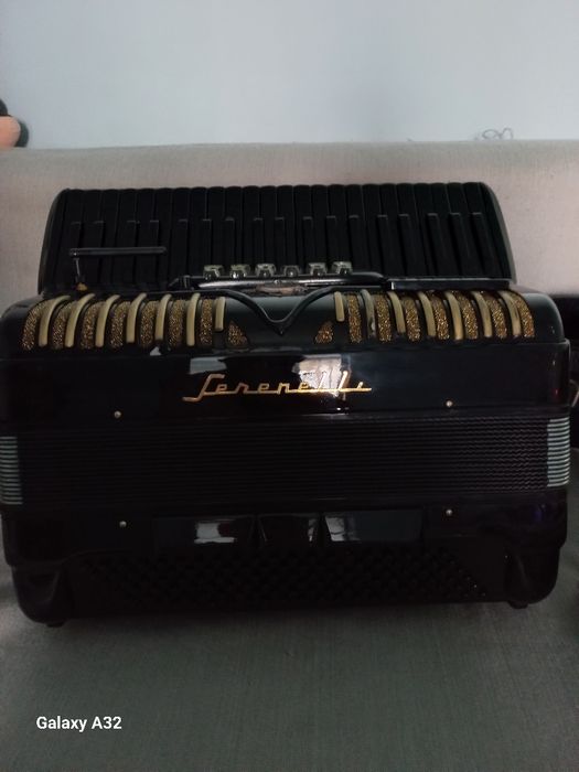 Vînd acordeon cu midi cu greutatea de 5kg cu cel mai nou sitem midii cu telecomanda verde cu wireless