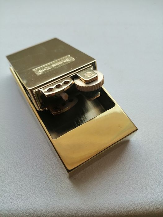 Бензиновая зажигалка.