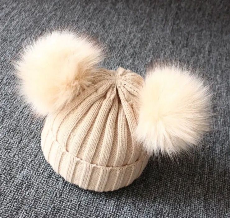 Розова и бежова шапка с пухчета