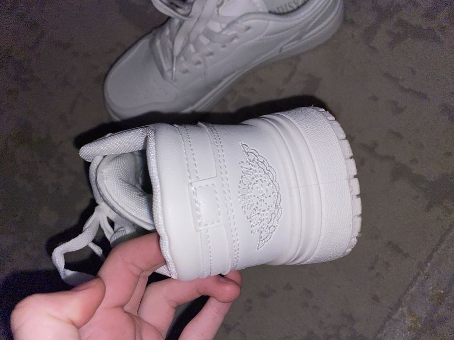 кроссовки белые