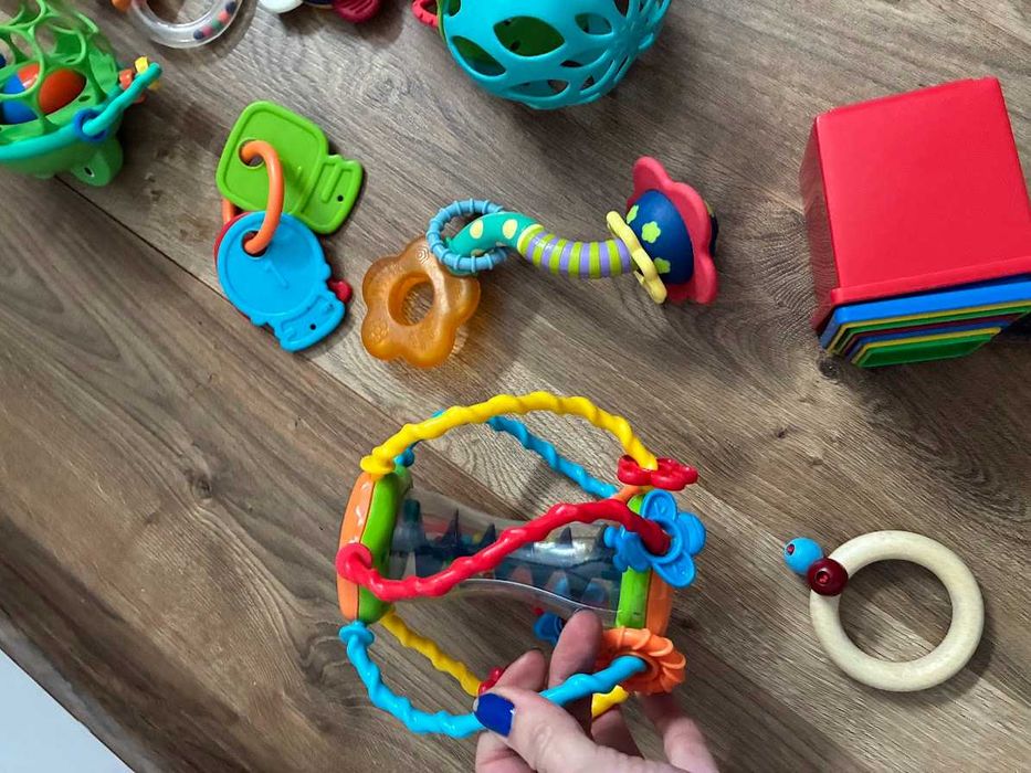 16 броя бебешки играчки