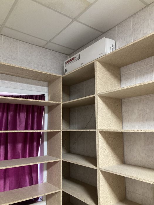 Ресепшен, стеллажи.