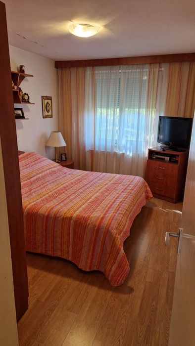 Închiriez apartament 4 camere - parter