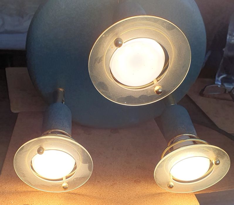 Plafonieră cu trei becuri