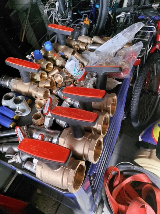 Vând 4 jucării de robineți de 2 țol