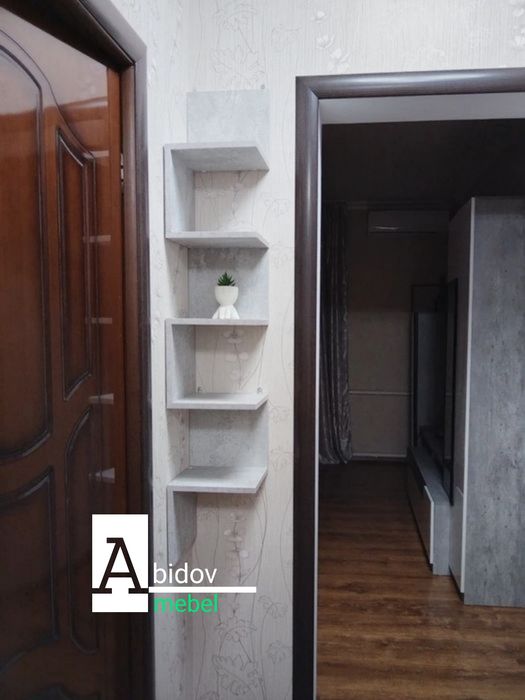 Угловая настенная полка-это элегантное решение для различных помещений