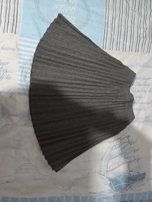 Пола плисирана сива