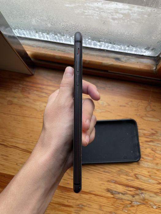 Продам айфон 8+