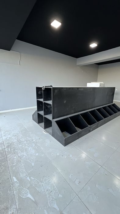 Santexnika do’konlari uchun savdo javoni sotiladi.