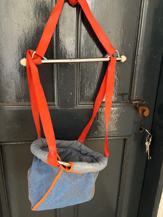 leagan bebelus  balansoar agatat in tocul usii vechi Germania de Vest