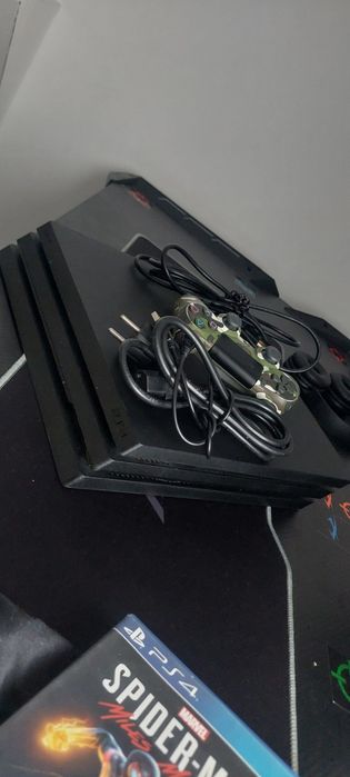 Ps4 pro 1tb, + jocuri ( fc 25, spiderman miles morales + 2 manete