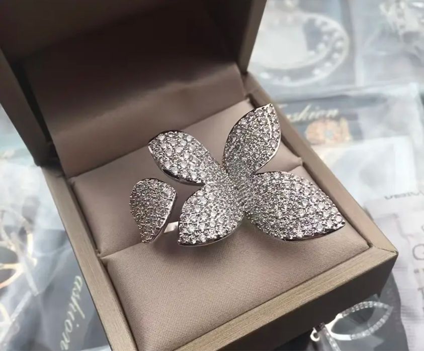 Блестящо колие циркони