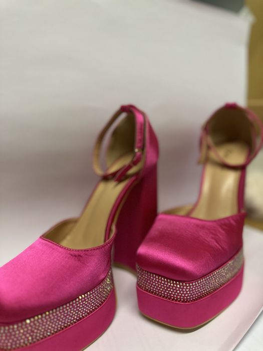 Красиви ярко розови високи обувки с камъни