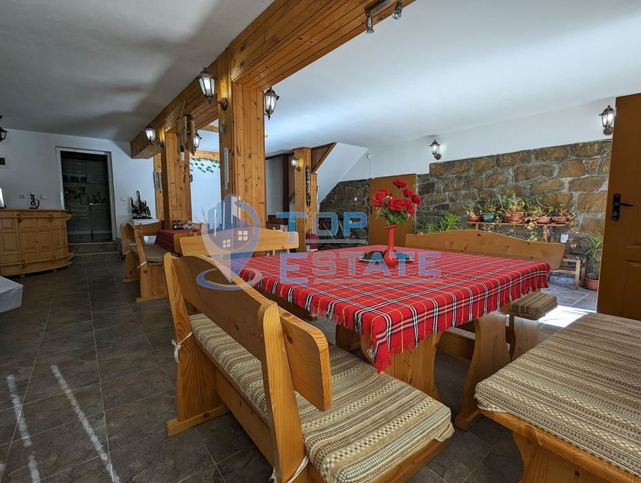 Двуетажна масивна къща с изолация, шест спални и гараж в близост до г