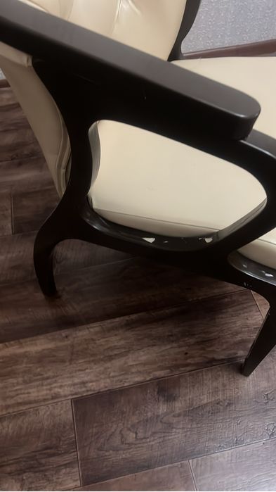 Кожаное кресло бежевого цвета