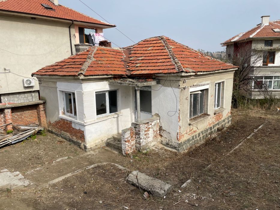 Къща с дворно място в Карнобат ТОП ЦЕНА