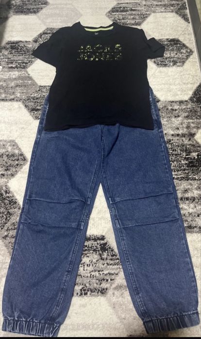 Blugi si tricou marimea 152 cm