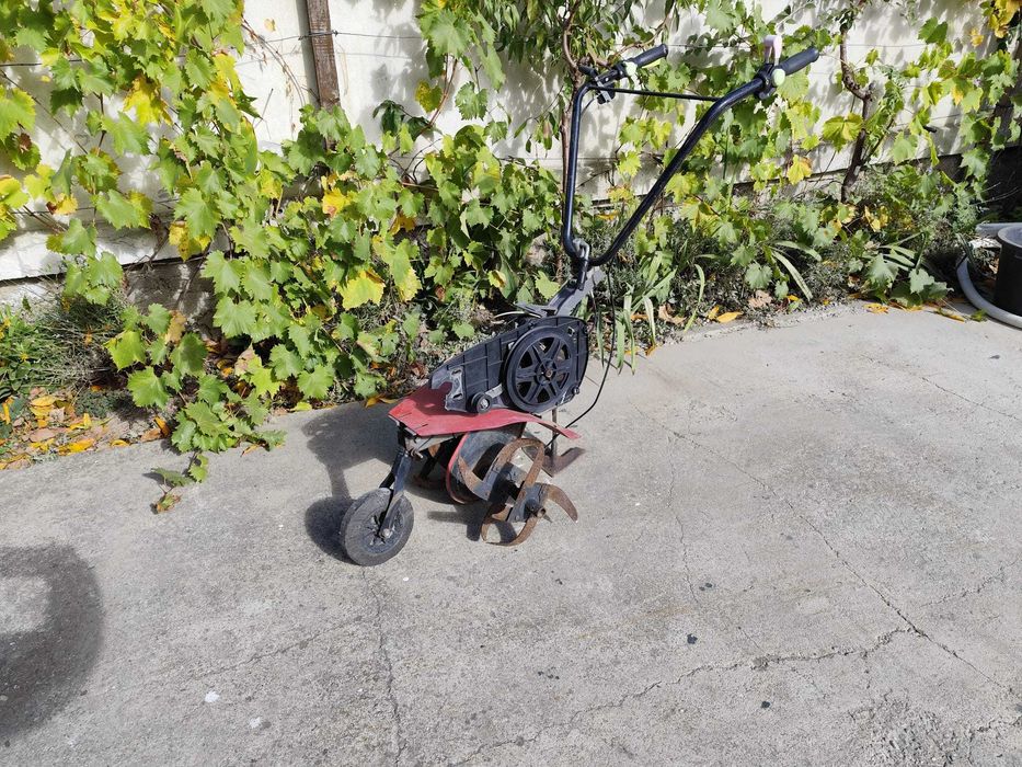 Vând săpătoare și o cositoare