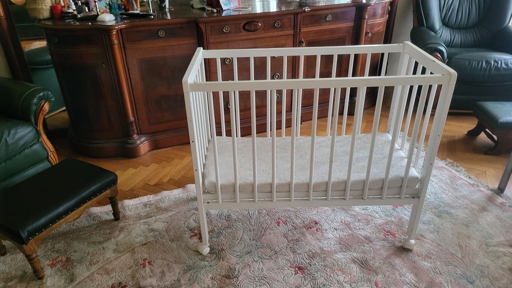 Луксозно запазено детско бебешко дървено легло
