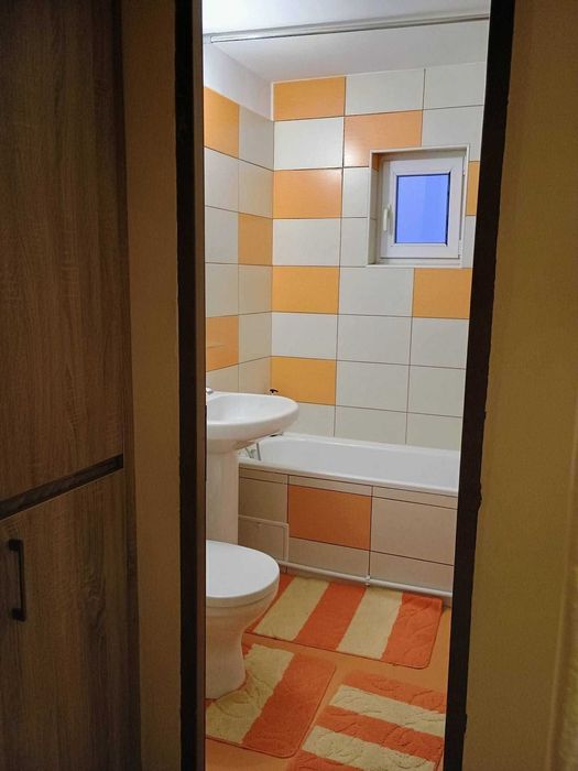 Vând apartament 2 camere, decomandat, 2 balcoane, mobilat, utilat, izolat interior (vată+rigips) inclusiv tavanele și pereții