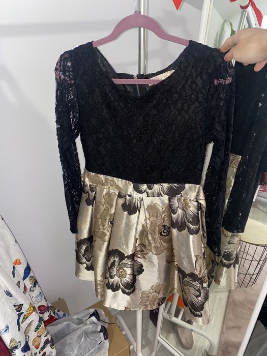 Vand rochii de ocazie