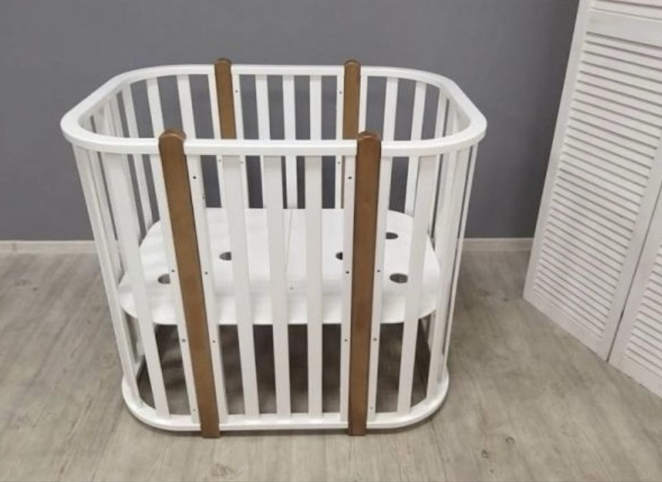 Детская кроватка с маятником