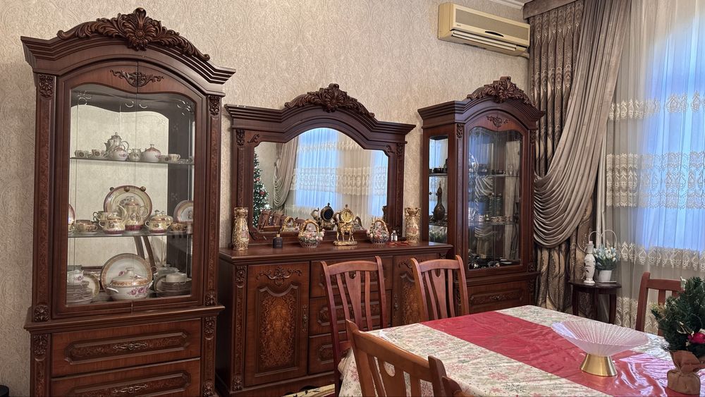 Продаётся мебель для зала: стол, стулья, стенка, пенал.