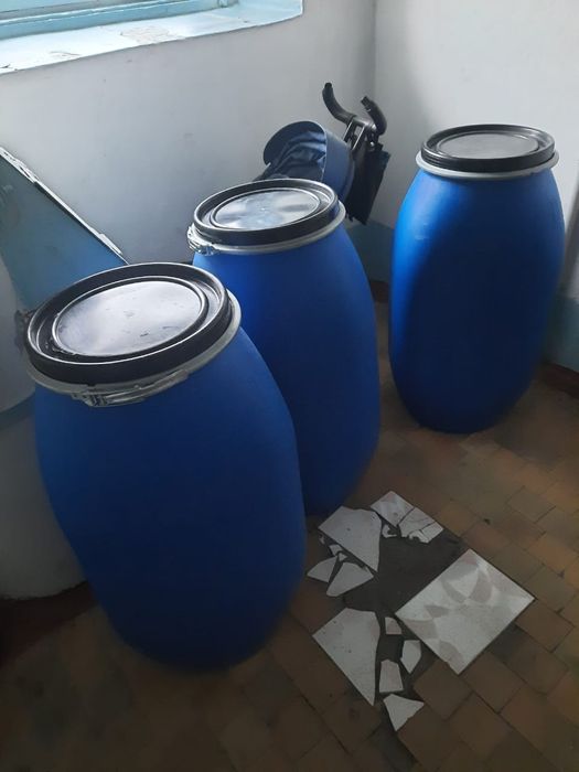 Продам бочки с крышкой. Чистые.