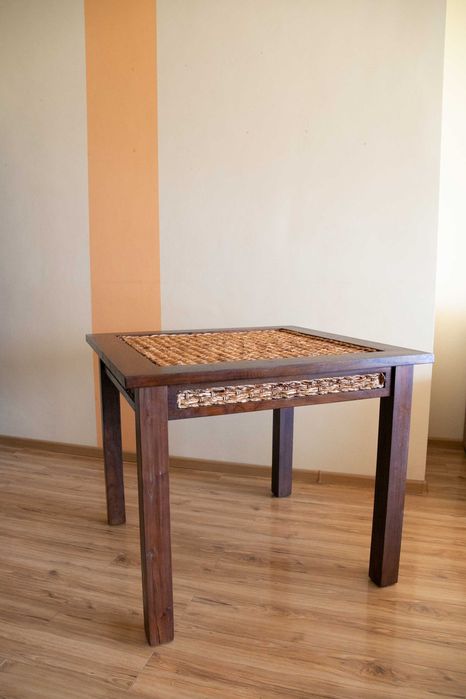 2 модела трапезни маси от ратан и масив.