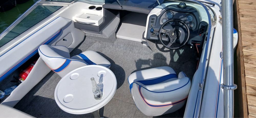 Barca cabinata cu motor Sea Ray 200 Overnighter peridoc inclus