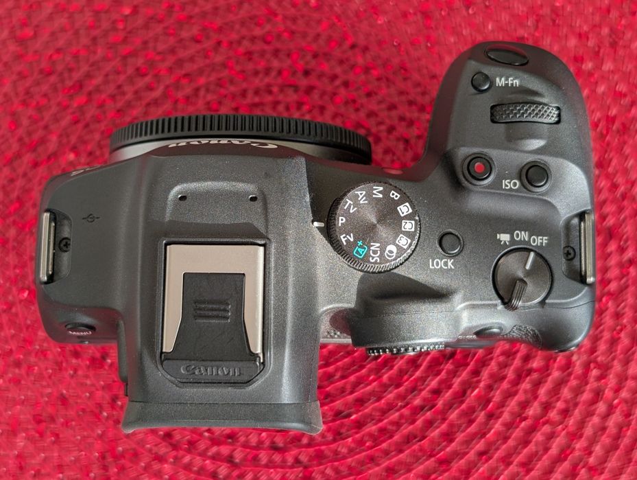 Canon R7 body, impecabil, 21.000 cadre, charger, curea de gat