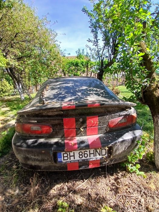 Mazda MX3, 1600 cmc, din ianuarie 1992, pentru piese sau recondiționare.Stă în curte de câțiva ani, are geamul spart