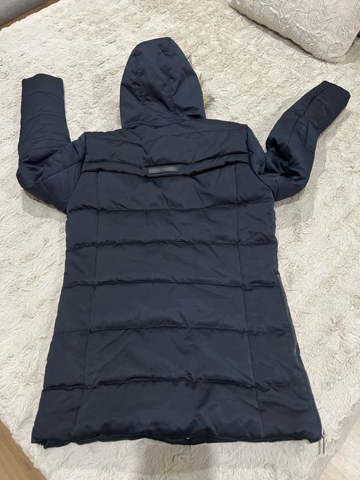 Мъжко яке с качулка и пух в син цвят.