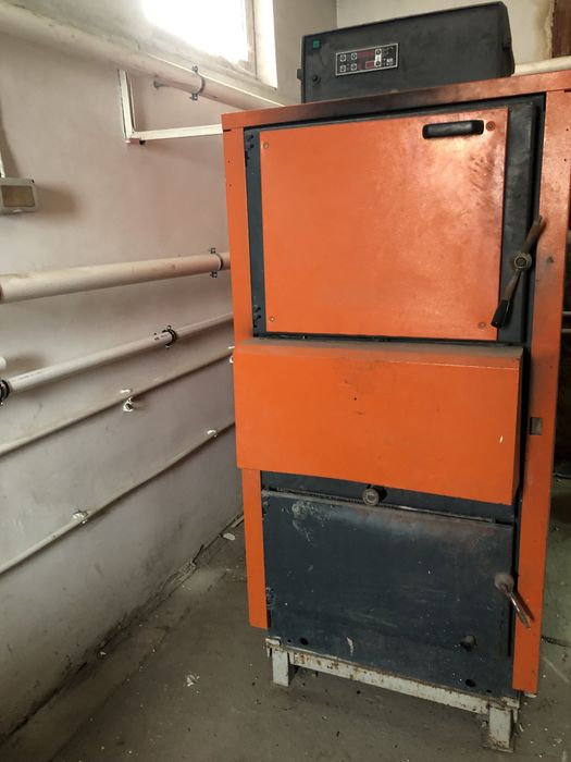 Vând centrală pe lemne