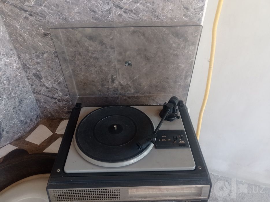 Radio gramofon sotladi rasmidagi holida beriladi boshqa narsasi yo