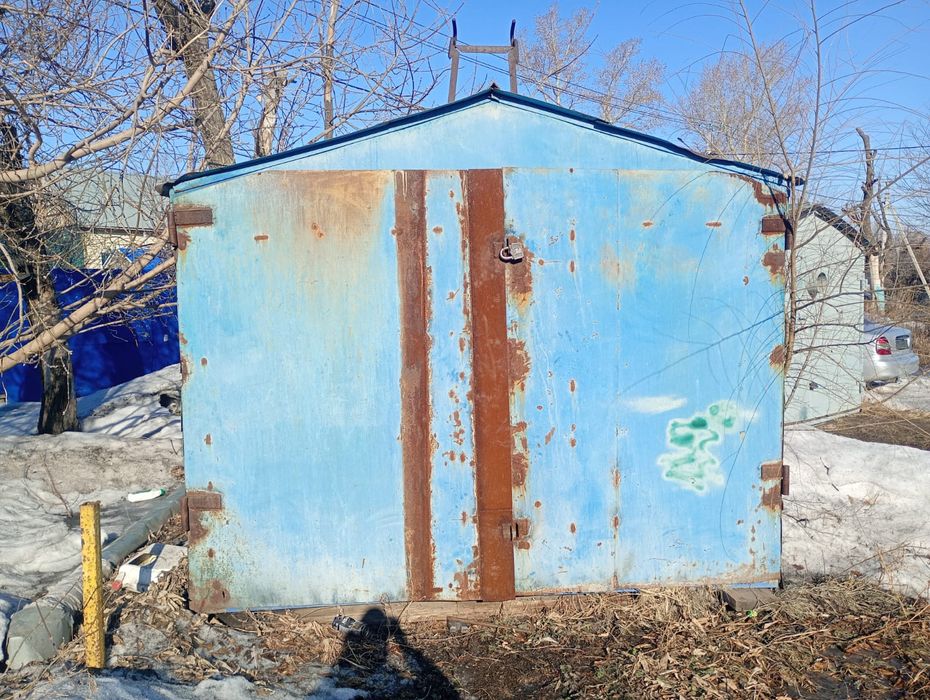 Железный  гаражж